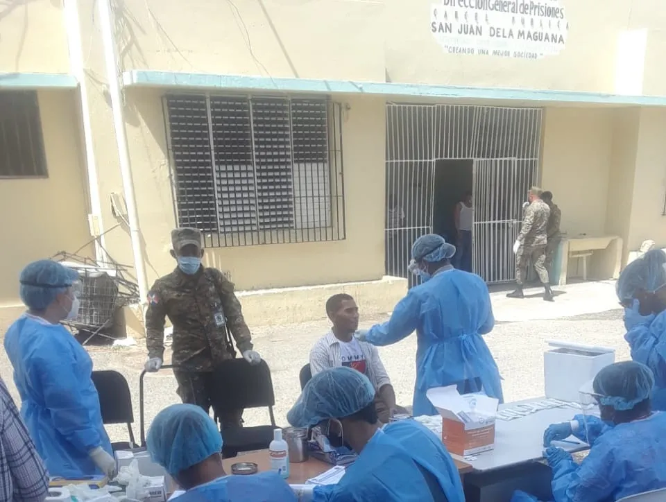 Realizan pruebas de coronavirus a internos en San Juan de la Maguana