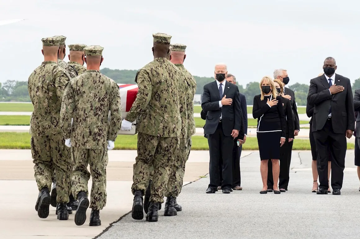 Biden honra los restos de militares muertos en Afganistán, incluida Johanny Rosario