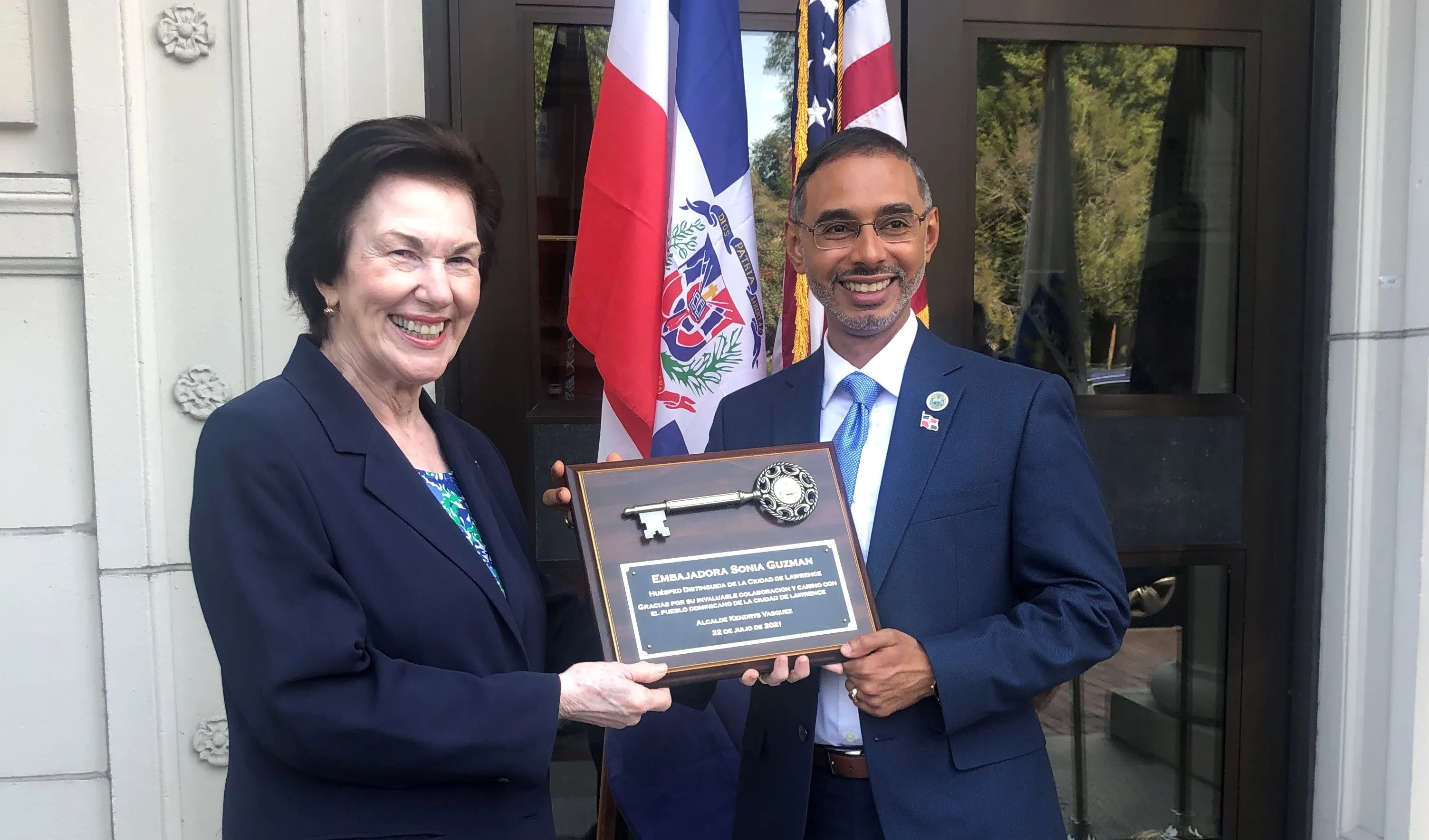 Embajadora dominicana en EEUU recibe llave de la ciudad de Lawrence