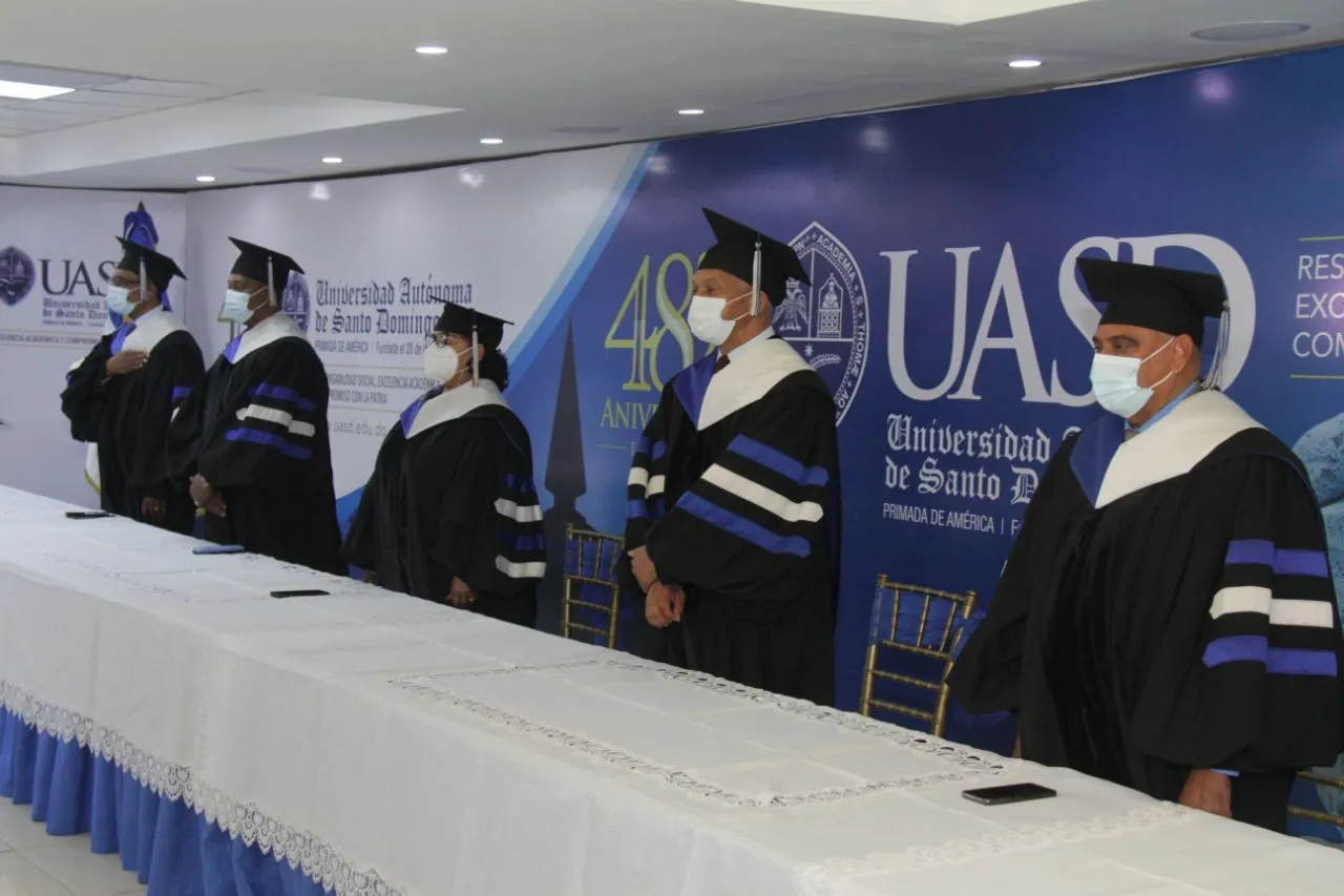 UASD inviste 2,181 nuevos profesionales de grado y 348 de postgrado