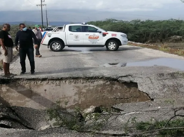 Colapsa puente que comunica a Bahoruco e Independencia por lluvias de Grace