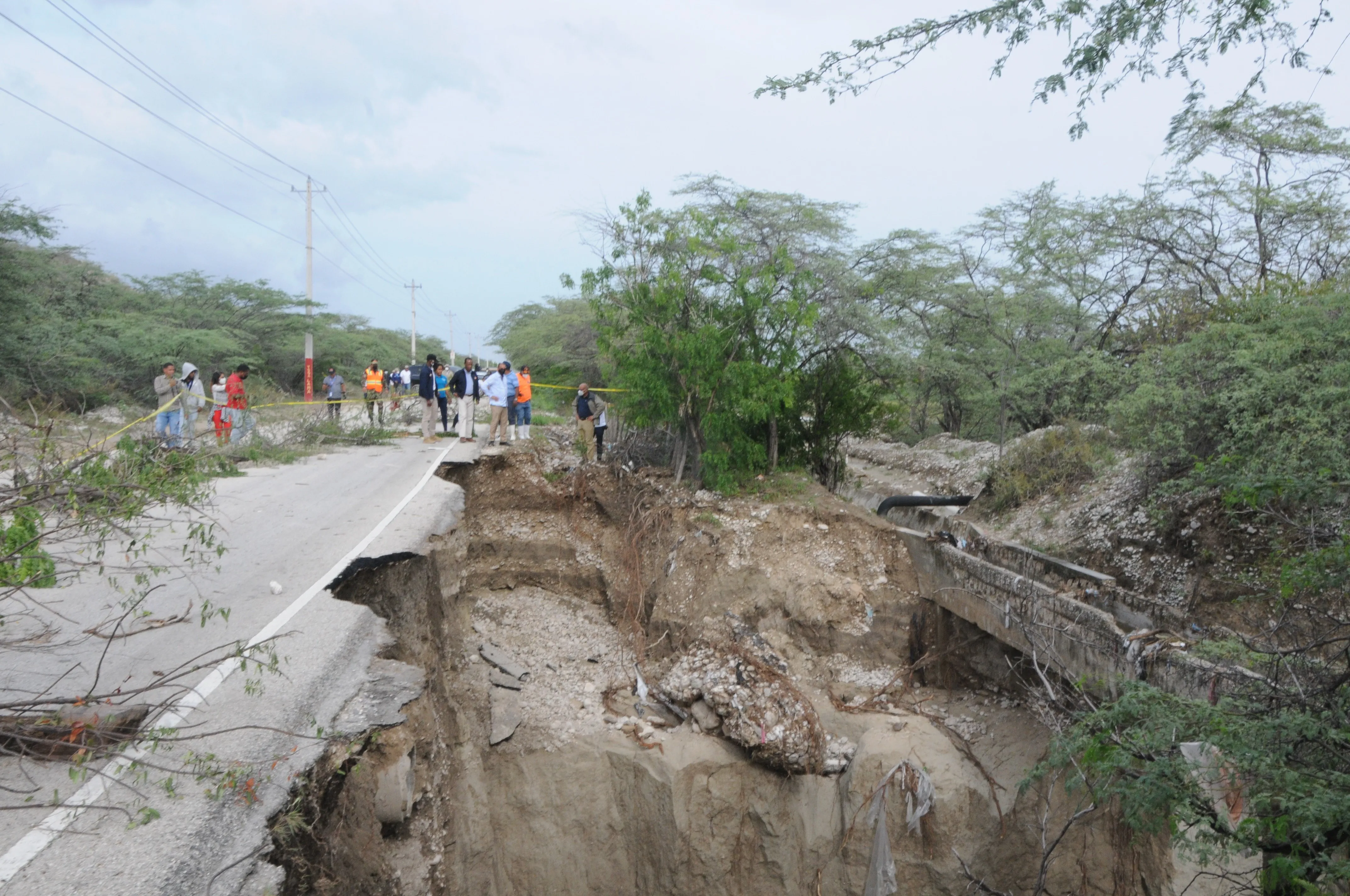 Obras Públicas reconstruye 5 puentes derribados por tormenta Grace en Barahona