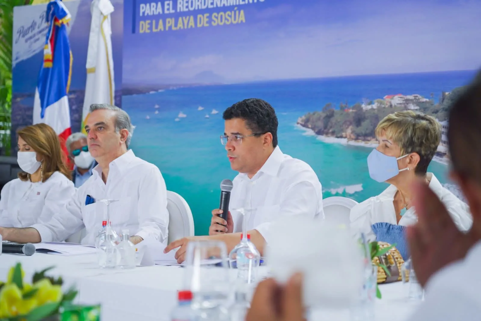 Anuncian reordenamiento de playa Sosúa a través de alianza público-privada