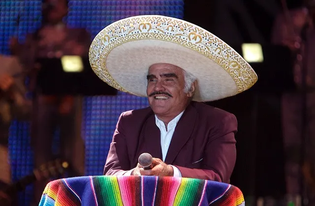 Vicente Fernández es hospitalizado en México por lesión en las cervicales