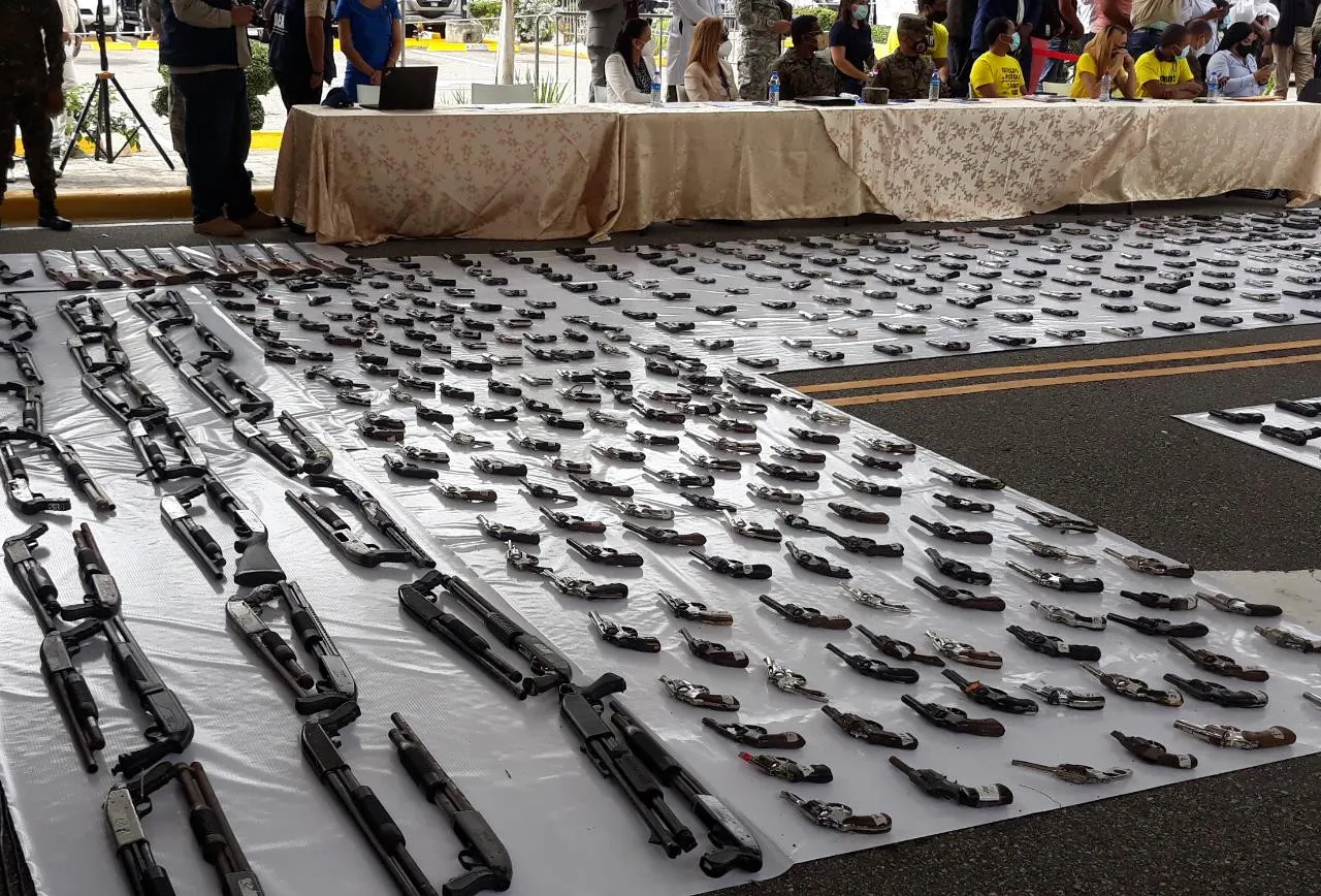 Autoridades destruyen 803 armas de fuego recuperadas en el programa “Mi País Seguro”