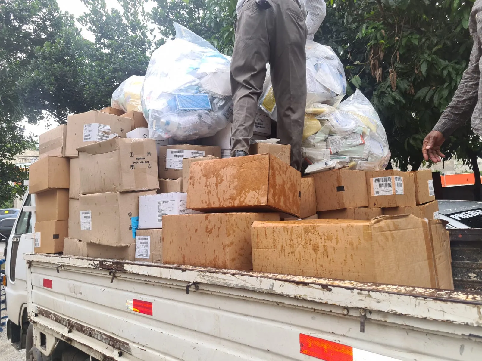 Fundación Cruz Jiminián envía camiones de medicamentos, camas y ropa hacia Haití