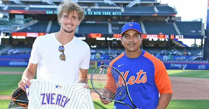 Alexander Zverev recibe de los Mets una camiseta y retribuye con una raqueta