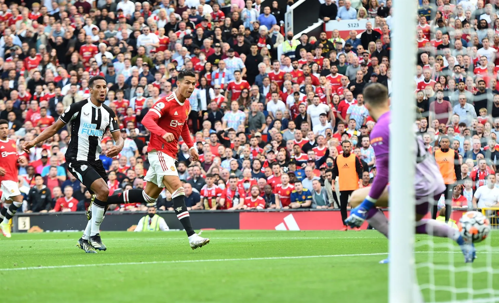 Cristiano celebra con goles y liderato regreso al Manchester United