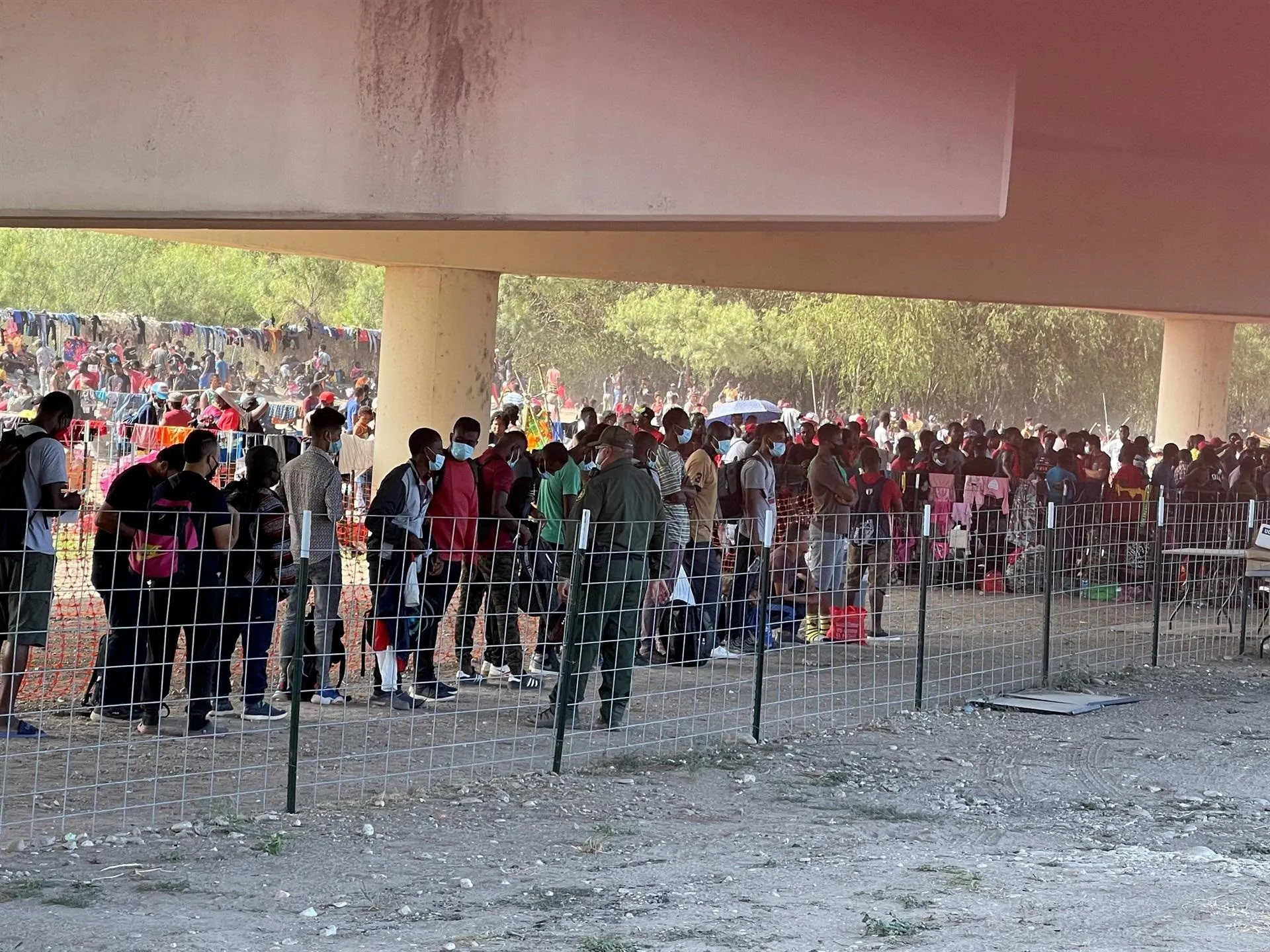 EEUU cierra puentes en Texas por el cruce masivo de haitianos