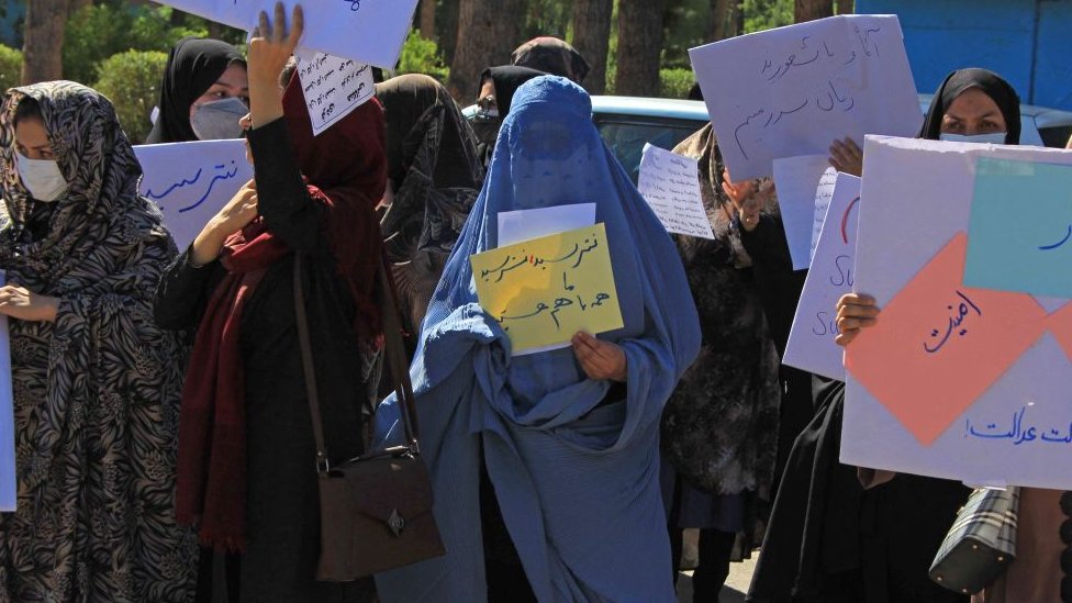 Las mujeres que se atreven a protestar frente a los talibanes en Afganistán