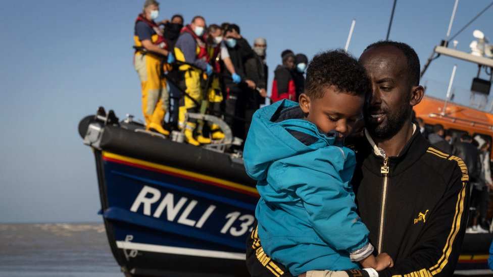 Cómo la llegada por mar de miles de migrantes a las costas británicas ha desatado una guerra diplomática entre Reino Unido y Francia