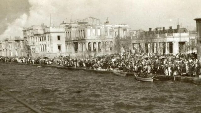 La destrucción de Esmirna: cómo los turcos acabaron con la presencia griega en su territorio quemando una ciudad