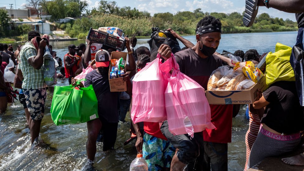 Estados Unidos traslada a miles de migrantes desde Texas a centros de procesamiento
