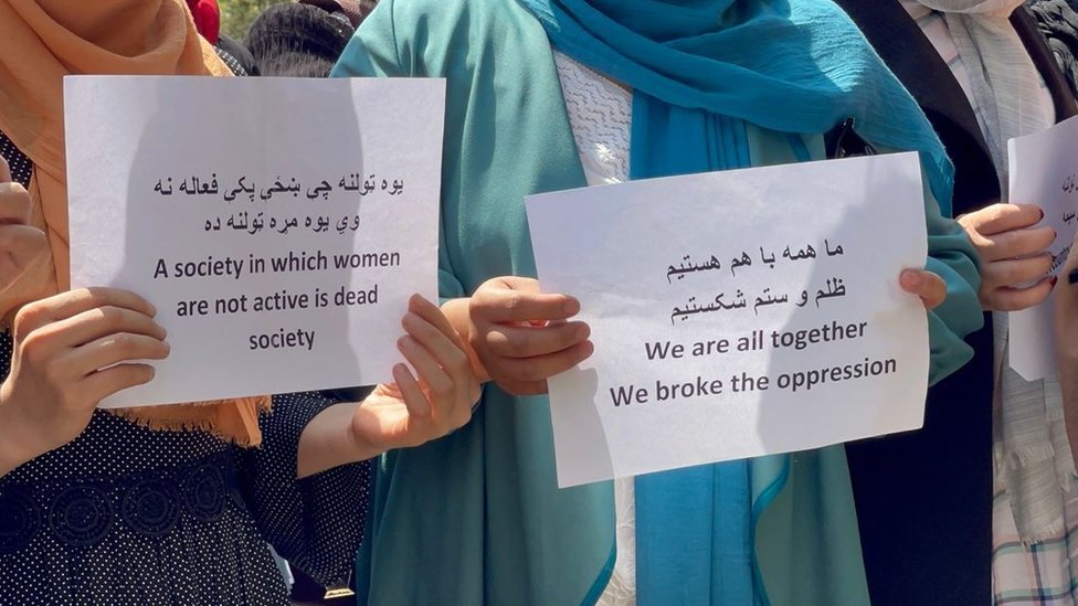 Afganistán: Ordenan a las trabajadoras del gobierno de Kabul quedarse en casa