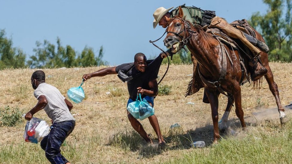 Las imágenes de agentes fronterizos agarrando a migrantes a caballo en Estados Unidos que generaron polémica