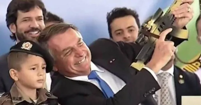 Bolsonaro pone a un niño con fusil como 