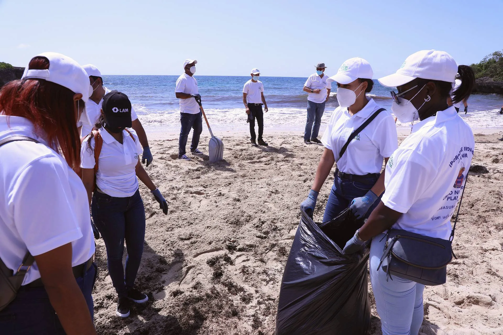 Colaboradores de CAEI limpian playa Caribe