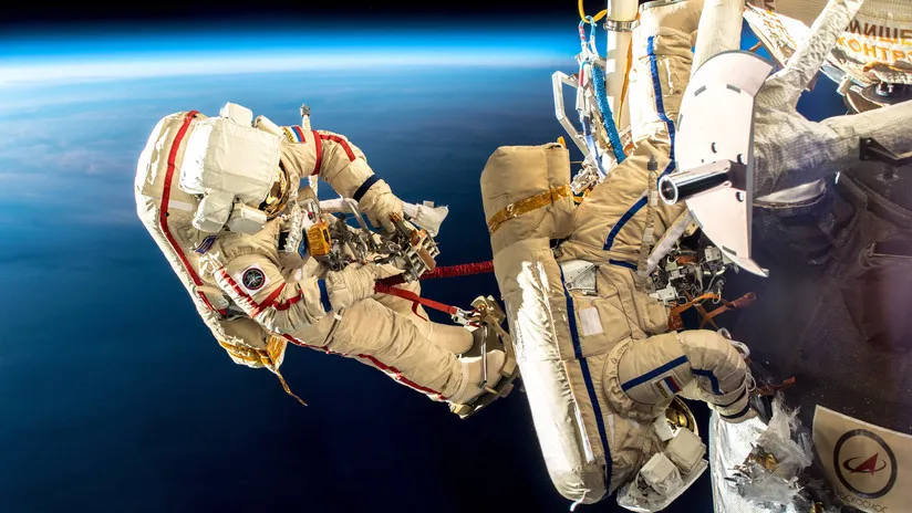 Cosmonautas rusos de la EEI salen al espacio para poner a punto el módulo Naúka