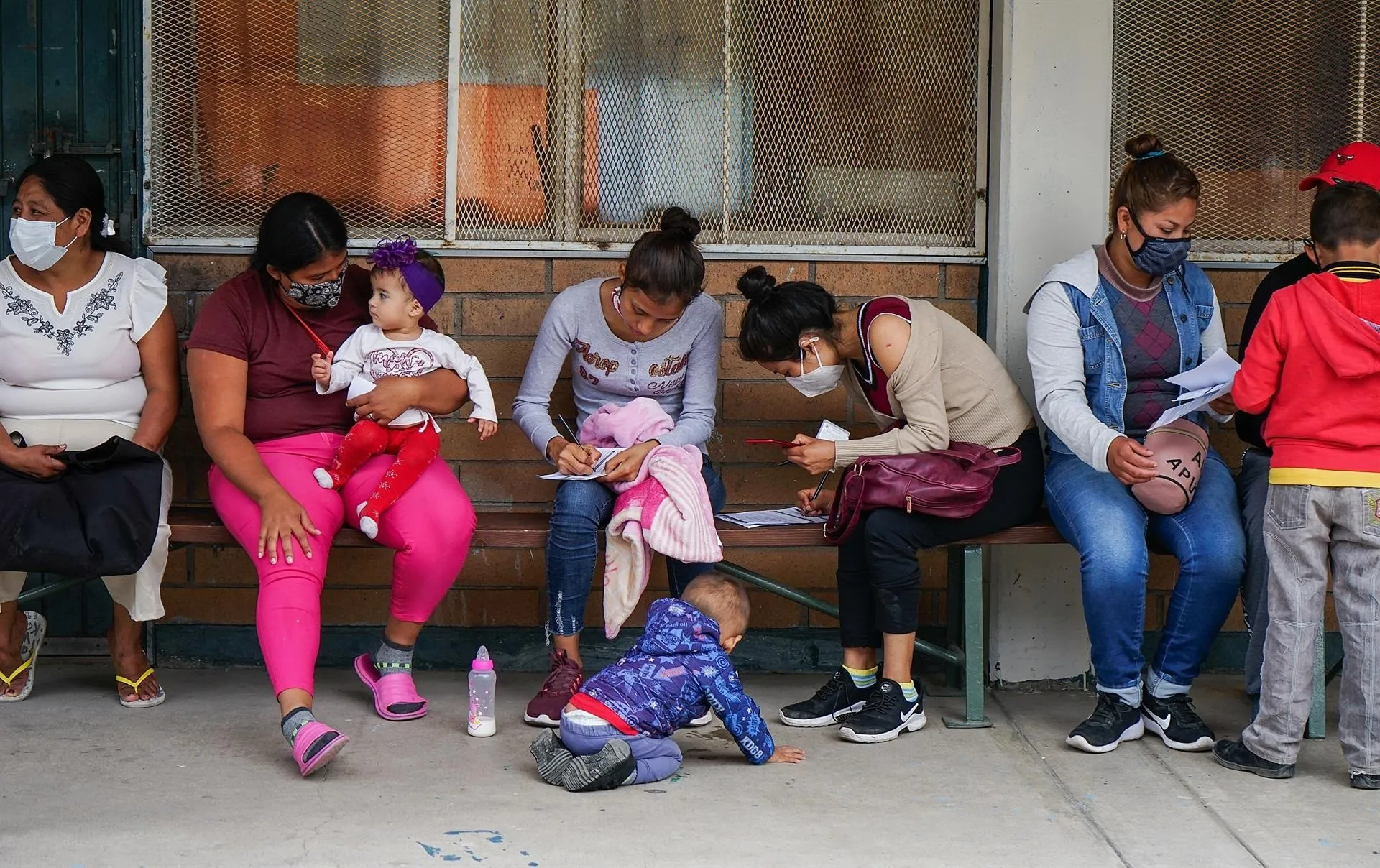 Juez de EEUU prohíbe expulsar a familias migrantes sin dejarles pedir asilo