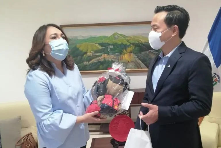 Presidenta de Acroarte se reúne con el embajador de China