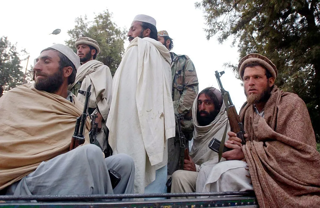 Los talibanes cuelgan en público a cuatro secuestradores muertos