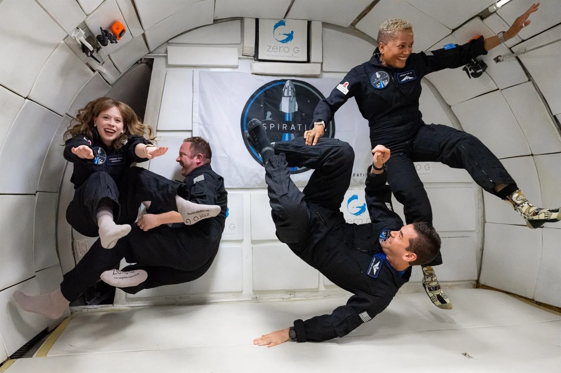 Millonario viaja al espacio con tres amigos en nave pilotada por él