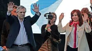 Pelea Fernández-Cristina Kirchner desenfoca a los peronistas