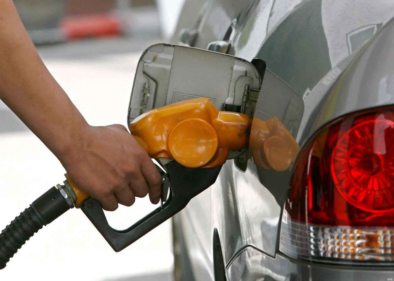 Gasolina, gasoil y gas mantienen sus precios; bajan el fuel oíl, queroseno y el avtur