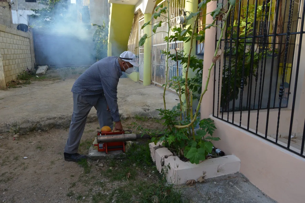Área VII de Salud fumiga en Santo Domingo Oeste