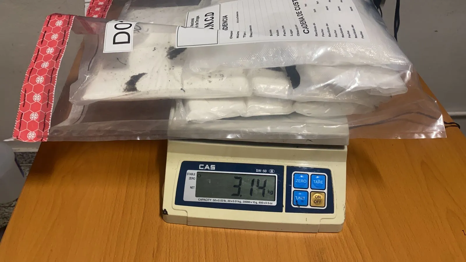 Autoridades confiscan más de tres kilos de supuesta cocaína