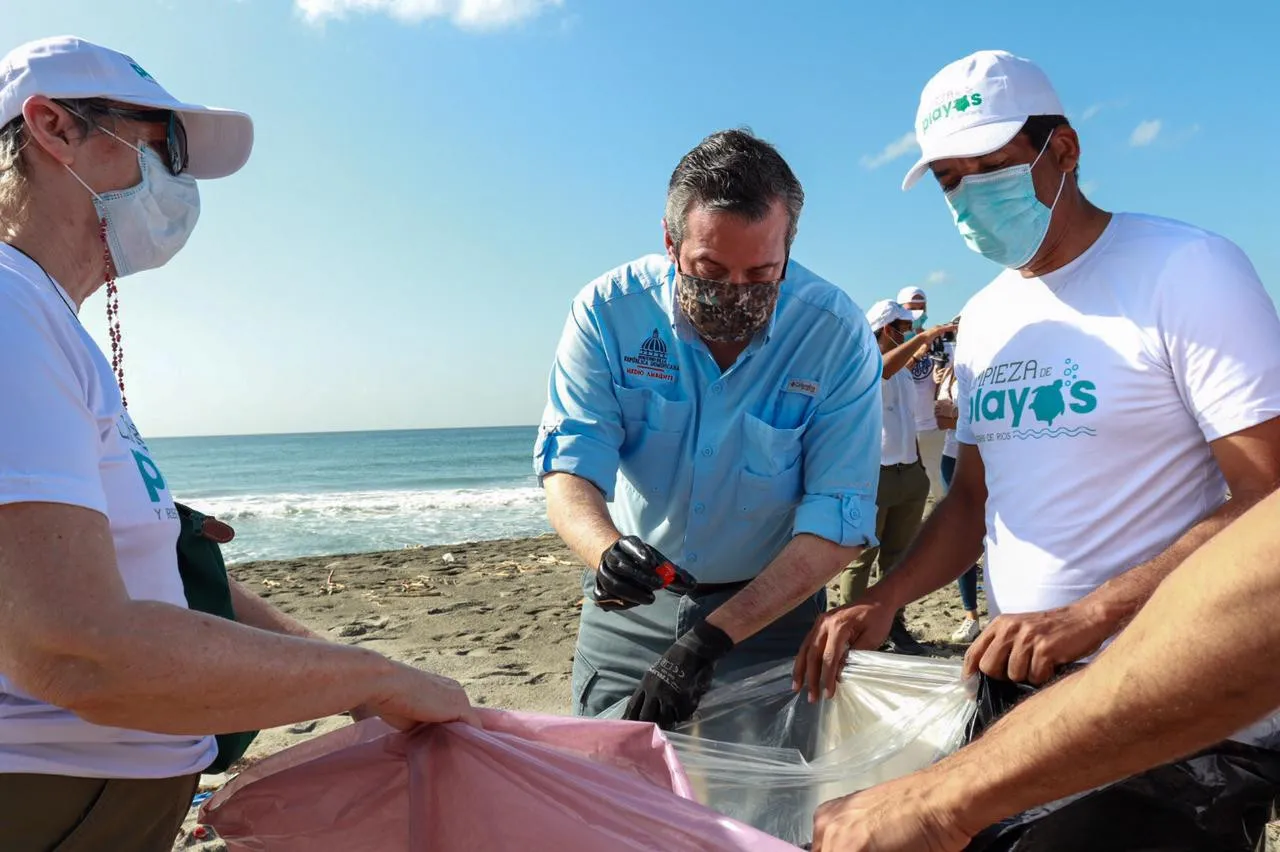 Acción Caribe: Así se reunieron tres amigos para transformar las playas de Santo Domingo