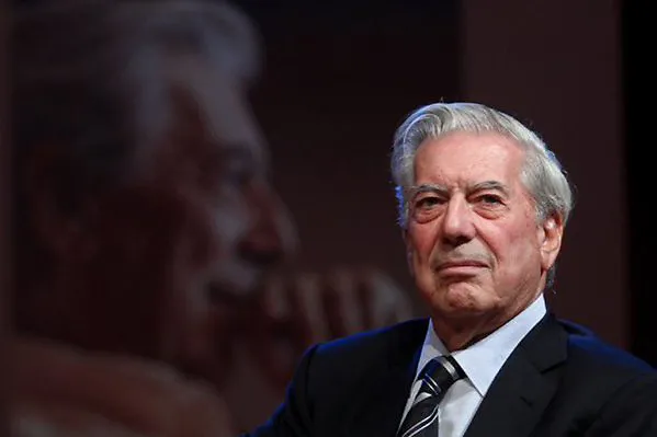 Intelectuales de izquierda rechazan el ingreso de Vargas Llosa en la Academia Francesa