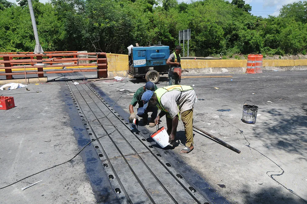 Obras Públicas reabre tránsito por el puente Mauricio Báez