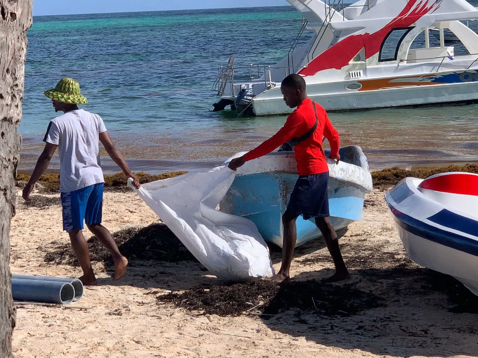 Entidades cívicas y militares limpian playas en zona Bávaro-Punta Cana
