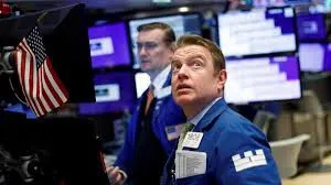 Wall Street cierra en rojo y el Dow Jones baja pendiente de la Fed