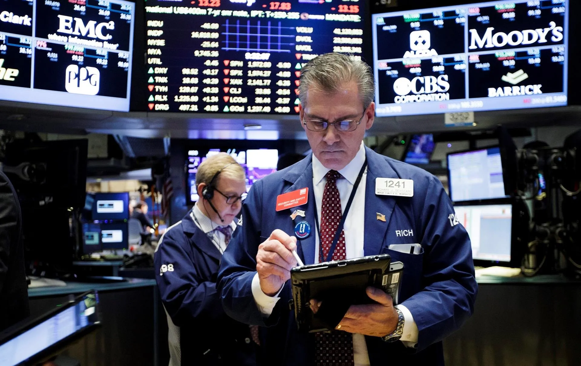 Wall Street cierra mixto, pero el S&P 500 sube y marca récord