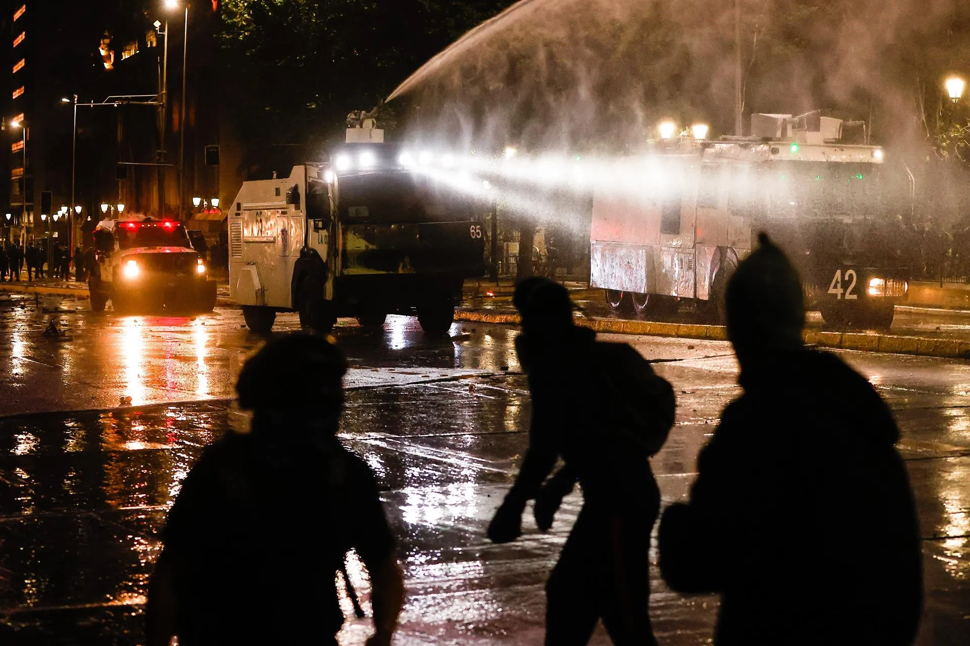 Vandálicos salpican masiva marcha de aniversario de protestas de Chile
