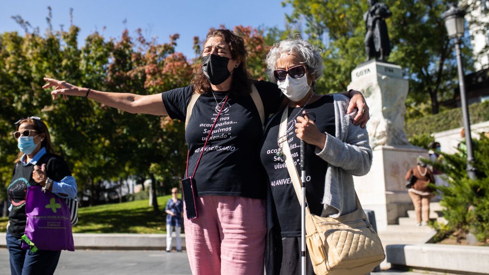 España: la inusual protesta en el Museo del Prado para reclamar por el escándalo del aceite de colza, que dejó miles de muertos y damnificados