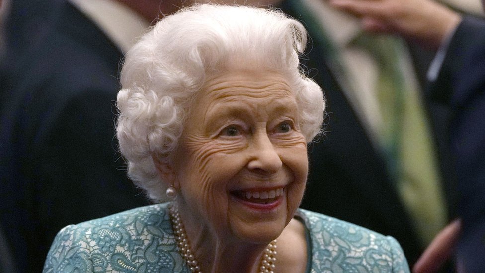 Isabel II: la reina de Inglaterra regresa a su residencia tras pasar una noche en el hospital