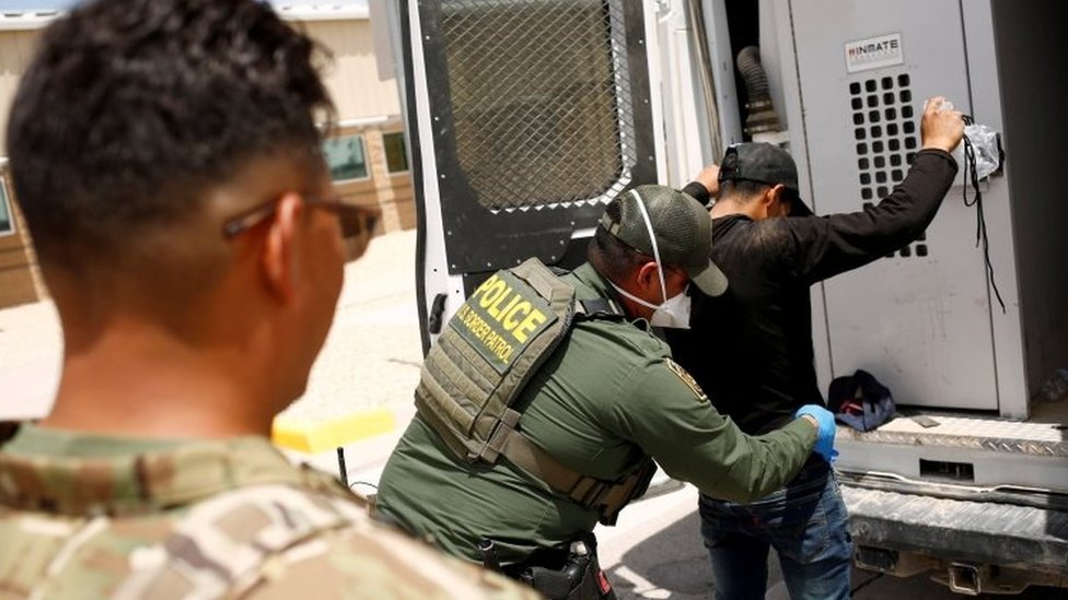 Estados Unidos registra la cifra de detenciones de inmigrantes más alta jamás registrada en la frontera con México