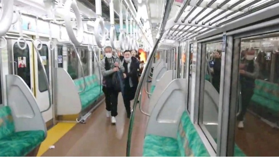 El pánico por el ataque de un hombre disfrazado de Joker en un tren de Tokio (en la noche de Halloween)