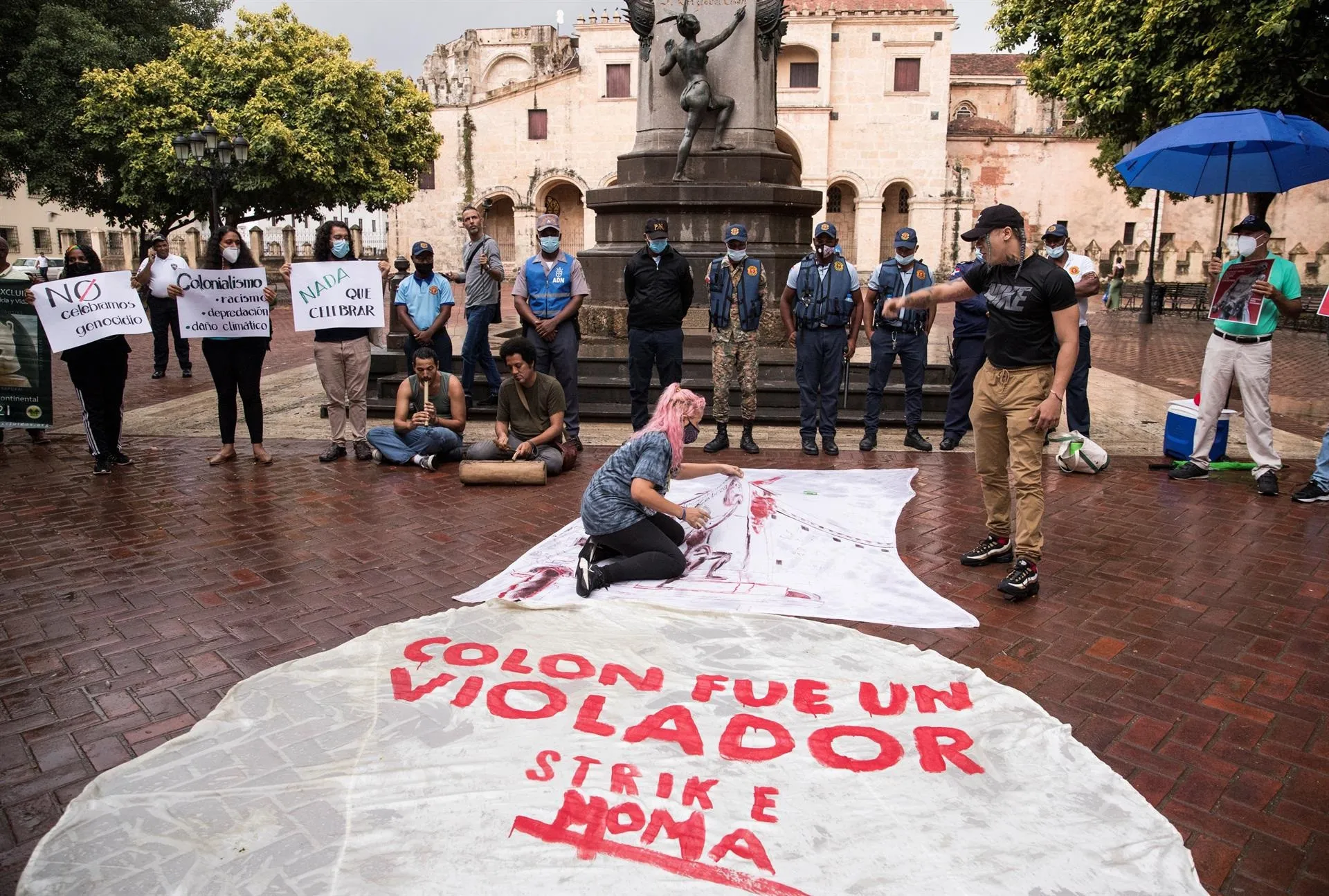 Una veintena protestó para pedir retirada de estatua de Colón