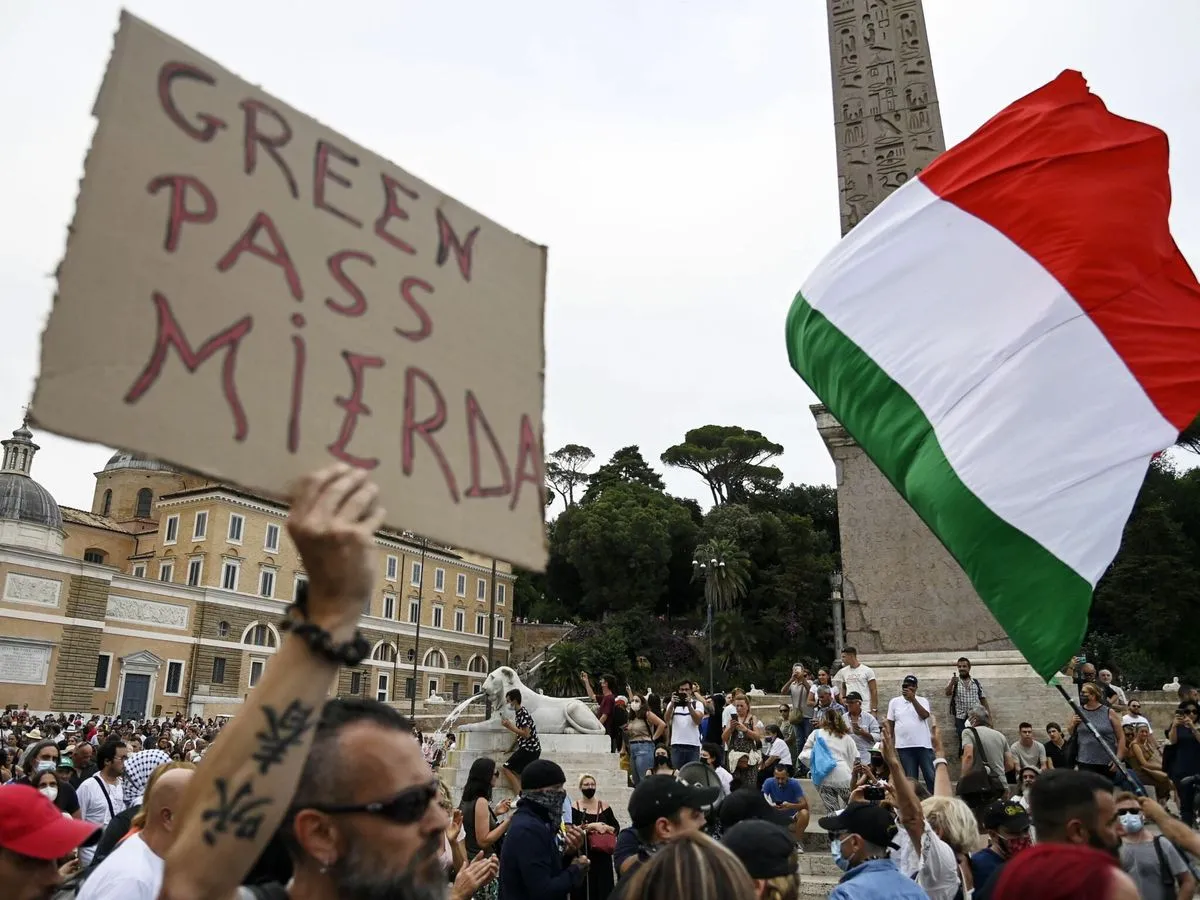 Neofascistas y otros ultraderechistas anti vacunas se enfrentan a la policía en Italia