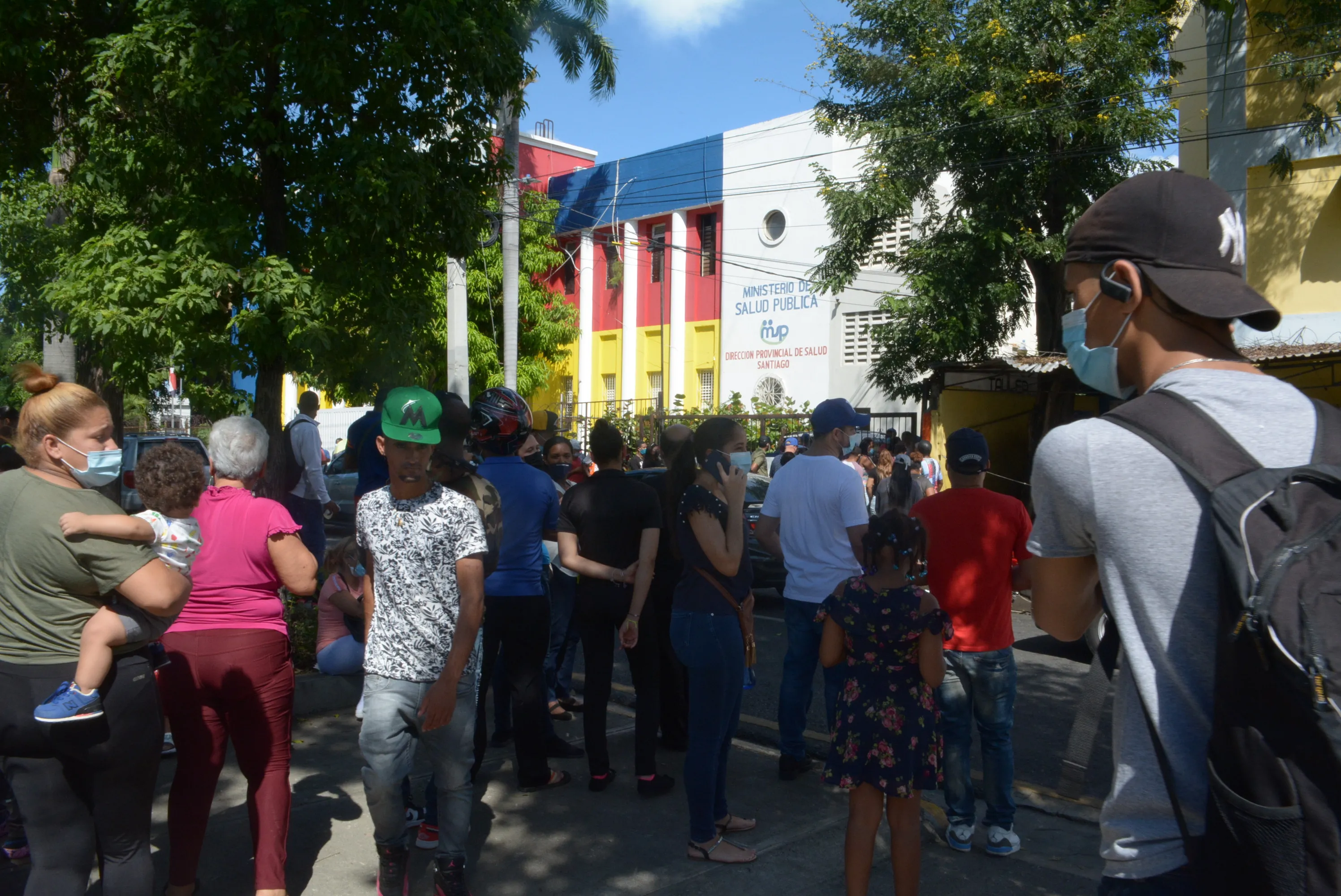 Ciudadanos abarrotan centros de vacunación de Santiago por exigencia de tarjeta