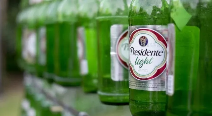 Escasea la cerveza Presidente y se debe a que le faltan botellas