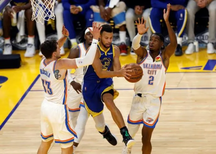 Curry lidera a los Warriors, que siguen dominando a los Thunder