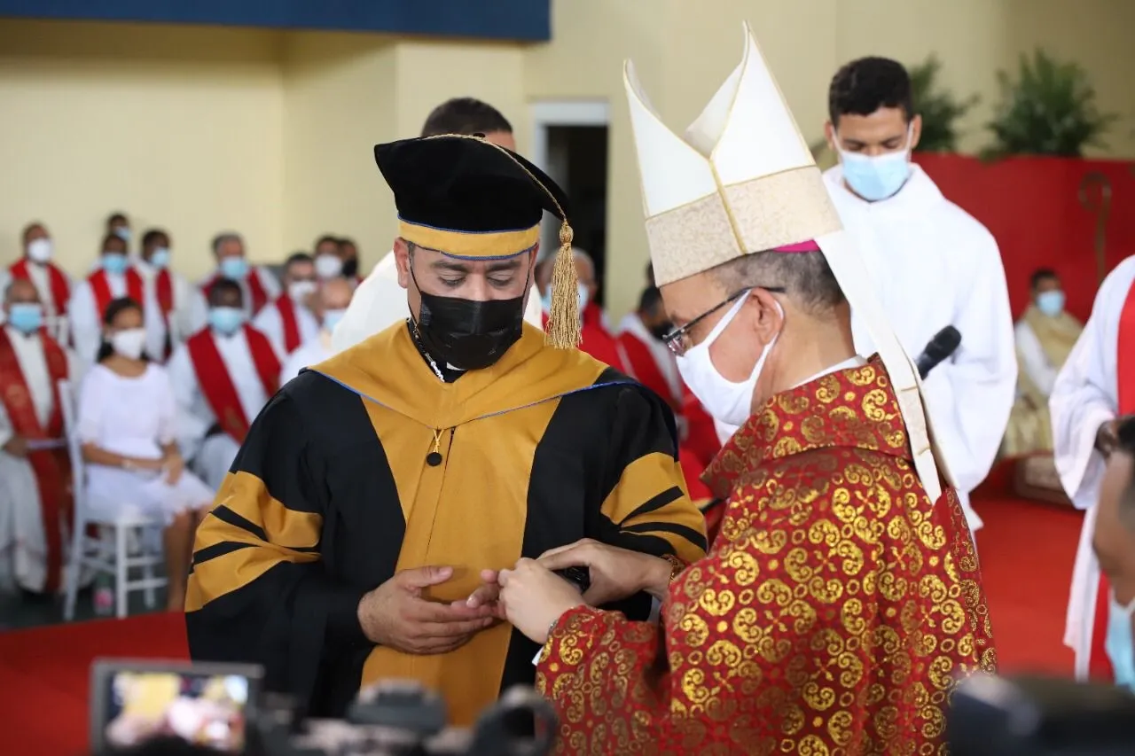 Juramentan al reverendo Isaac García como rector de la Universidad Católica Nordestana