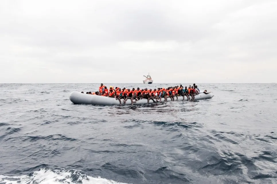 Pierden contacto con 60 migrantes de bote que se desinflaba