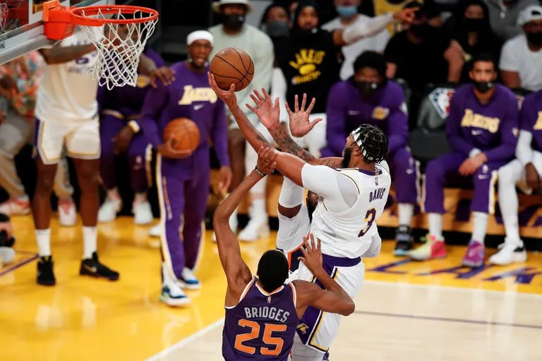 Chris Paul y Suns se exhiben ante Lakers, sin James
