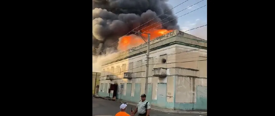 Mueren tres bomberos en incendio en Casa Mora en La Vega